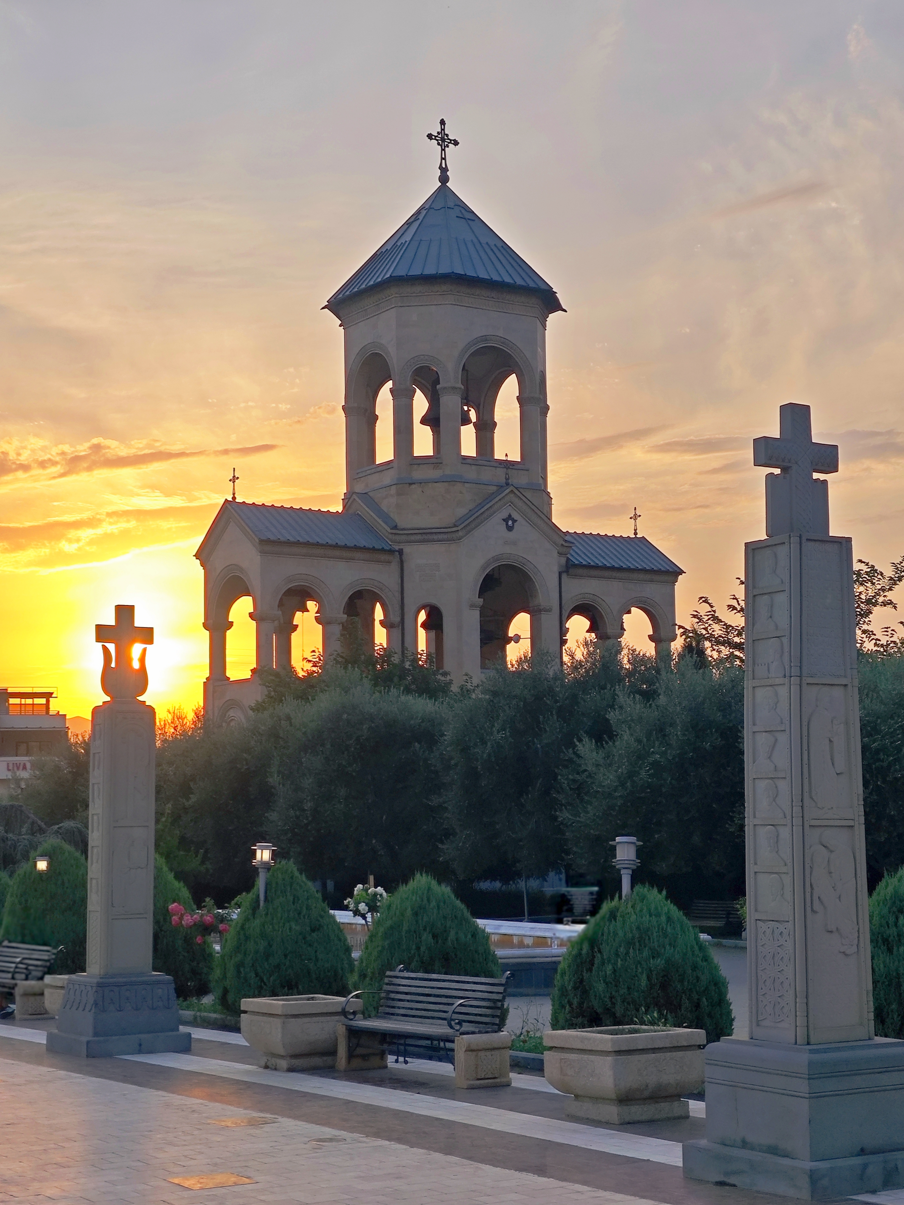 სამების საკათედრო ტაძრის კომპლექსის პანორამული ხედი — სამრეკლო, სემინარია და მიმდებარე მონასტერიების ტერიტორია